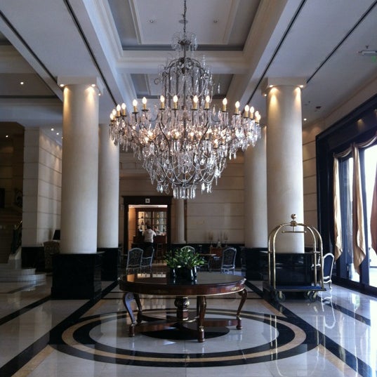 Photo prise au Diplomatic Hotel par Juliana D. le9/7/2012