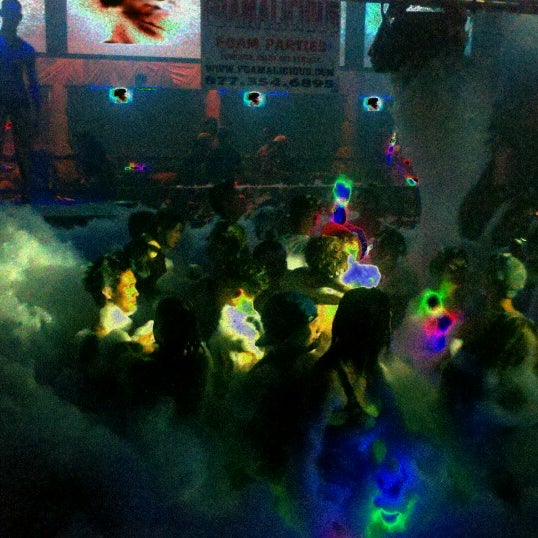 รูปภาพถ่ายที่ Krave Nightclub โดย Christopher J. เมื่อ 8/4/2012
