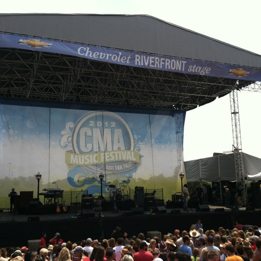 Foto tomada en Chevrolet Riverfront Stage  por Caroline D. el 6/9/2012
