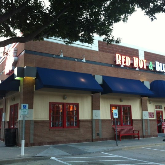 Foto scattata a Red Hot &amp; Blue  -  Barbecue, Burgers &amp; Blues da Vinci P. il 5/20/2012