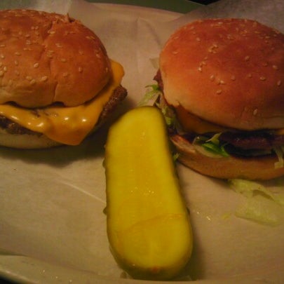Foto tirada no(a) Joy Burger Bar por Tanya P. em 8/15/2012