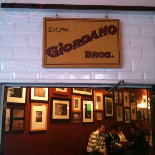 รูปภาพถ่ายที่ Giordano Bros. โดย Zeke S. เมื่อ 4/6/2012