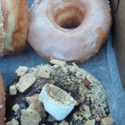 Снимок сделан в YoYo Donuts &amp; Coffee Bar пользователем Sarah E. 8/19/2012