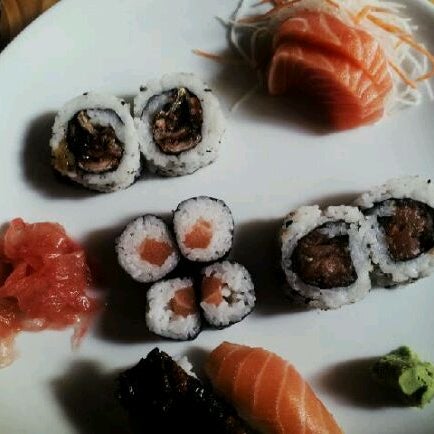 Foto tirada no(a) Sushi Yuzu por Marco N. em 2/17/2012