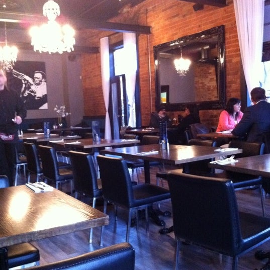 4/2/2012 tarihinde Connie C.ziyaretçi tarafından Brownstone&#39;s Bistro &amp; Bar'de çekilen fotoğraf