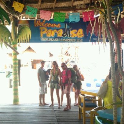 Foto tomada en Paradise Restaurant &amp; Beach Bar  por J el 2/24/2012