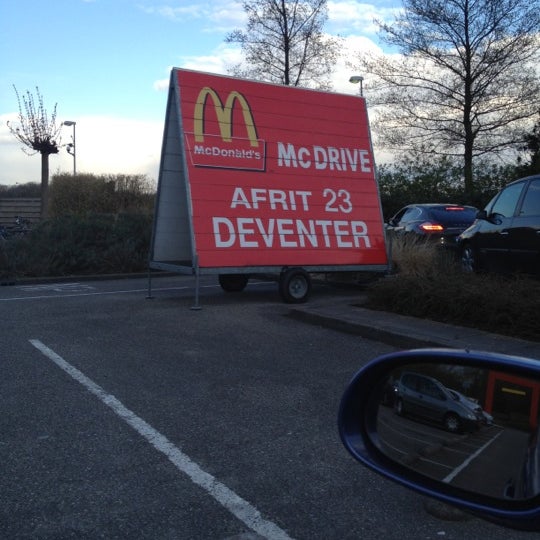 รูปภาพถ่ายที่ McDonald&#39;s โดย Henk C. เมื่อ 4/22/2012