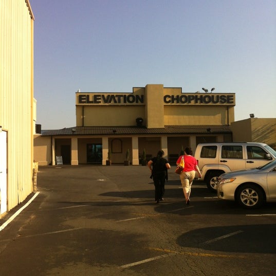6/28/2012 tarihinde Olivia M.ziyaretçi tarafından Elevation Chophouse and Skybar'de çekilen fotoğraf