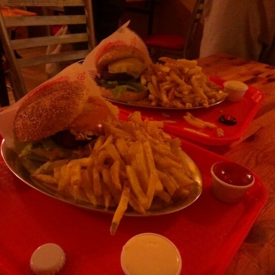 9/13/2012にDganitがYellow Sunshine Burgerで撮った写真