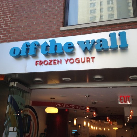 Foto tirada no(a) Off The Wall Frozen Yogurt por Dominic A. em 6/27/2012