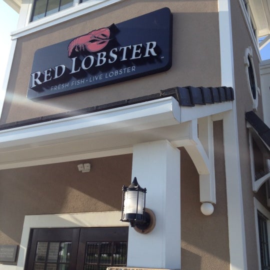 Photo taken at Red Lobster by Stephanie on 4/11/2012