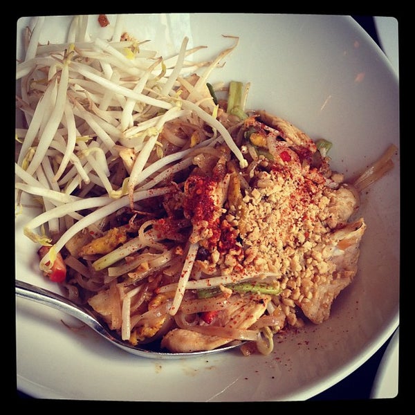 Foto scattata a Bangkok Joe&#39;s Thai Restaurant &amp; Dumpling Bar da Sarah H. il 7/22/2012