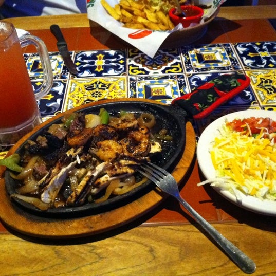 Photo taken at Chili&#39;s Grill &amp; Bar by Cesar R. on 2/13/2012