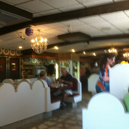 Снимок сделан в Hillsborough Star Diner &amp; Restaurant пользователем Diane W. 5/13/2012