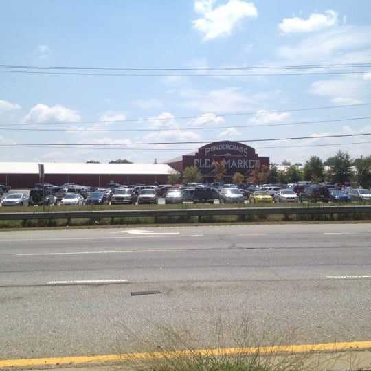 รูปภาพถ่ายที่ Pendergrass Flea Market โดย Tim L. เมื่อ 8/25/2012