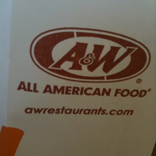 รูปภาพถ่ายที่ A&amp;W Restaurant โดย Mark J. เมื่อ 6/22/2012