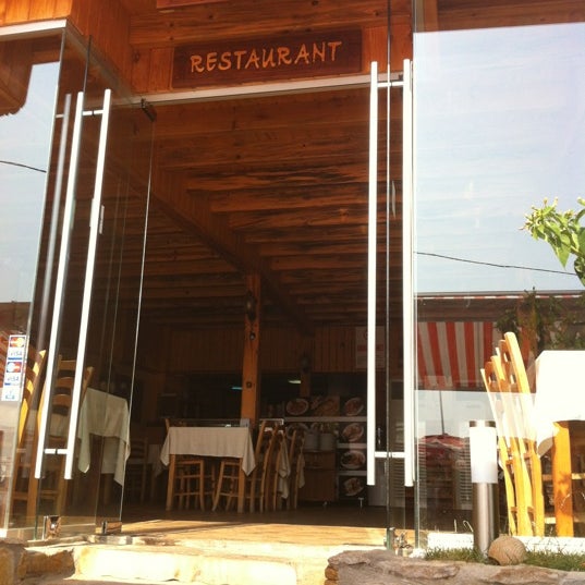 Foto tomada en Gökçeada Otel Et ve Balık Restaurant  por Atmaca1839 el 7/10/2012