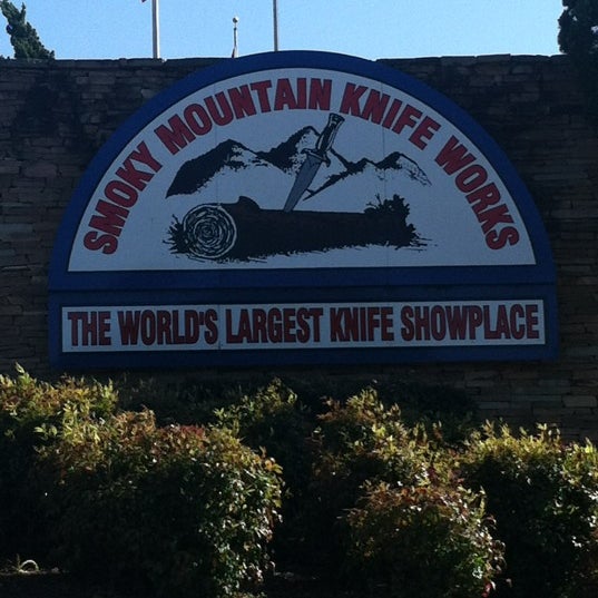 Foto tomada en Smoky Mountain Knife Works  por Kevin M. el 3/27/2012