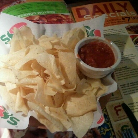 Photo taken at Chili&#39;s Grill &amp; Bar by Elizabeth H. on 12/13/2011