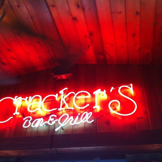 รูปภาพถ่ายที่ Cracker&#39;s Bar &amp; Grill โดย Marla C. เมื่อ 4/16/2012