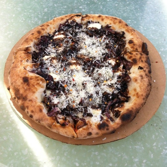 8/21/2012 tarihinde Joshua S.ziyaretçi tarafından Pitruco Mobile Wood-Fired Pizza'de çekilen fotoğraf