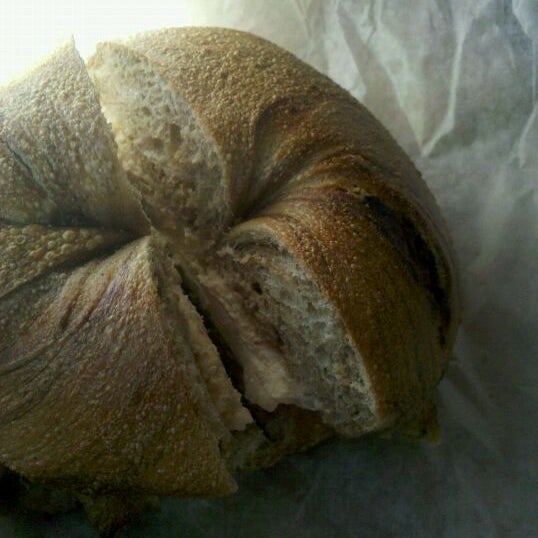 10/25/2011 tarihinde foxziyaretçi tarafından Brownstone Bagel &amp; Bread Co'de çekilen fotoğraf