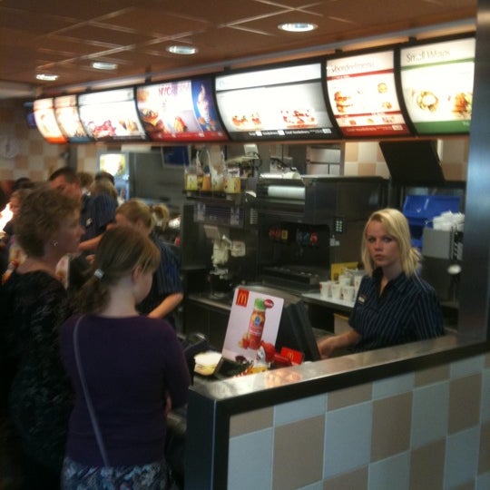 รูปภาพถ่ายที่ McDonald&#39;s โดย Erik B. เมื่อ 5/5/2011