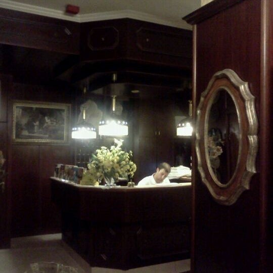 Foto diambil di Hotel Urania oleh Nikita G. pada 7/25/2011