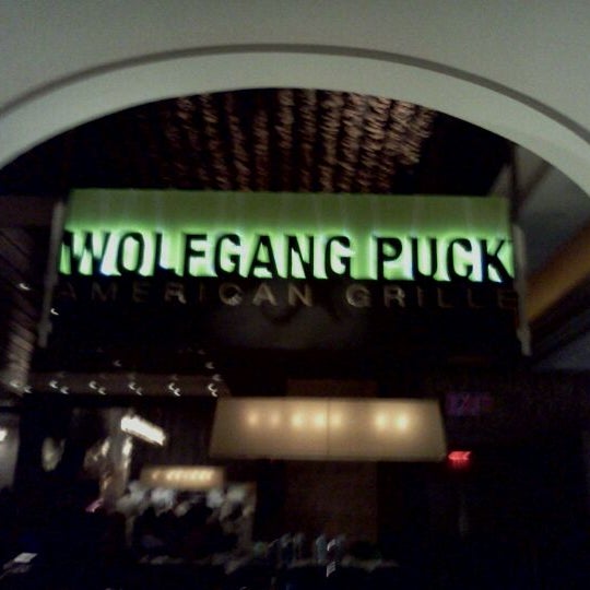 รูปภาพถ่ายที่ Wolfgang Puck American Grille โดย Nina D. เมื่อ 3/15/2012