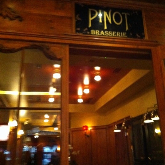 Das Foto wurde bei Pinot Brasserie von Lanie M. am 2/15/2012 aufgenommen
