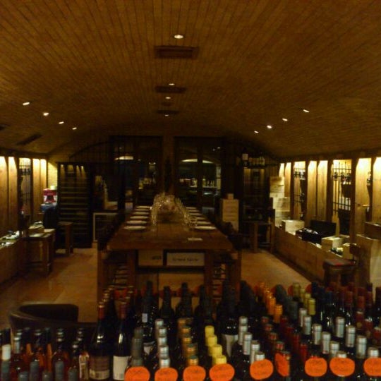 10/31/2011에 rabih c.님이 Vintage Wine Cellar에서 찍은 사진