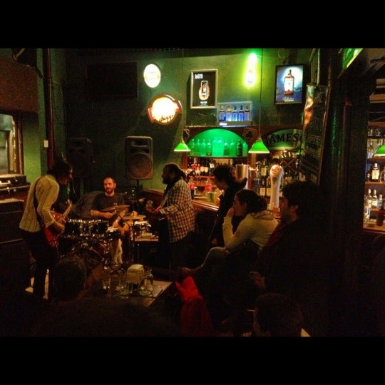รูปภาพถ่ายที่ The Shannon Irish Pub โดย Andrew T. เมื่อ 7/9/2012