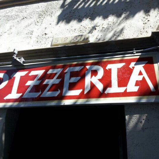 Photo prise au King of New York Pizzeria Pub par Teresa G. le8/22/2012