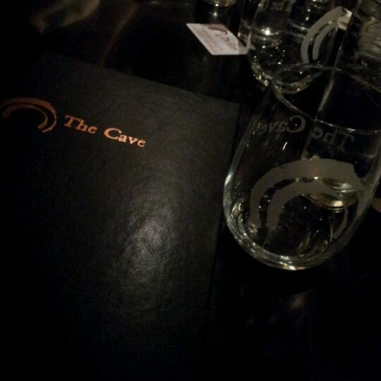 Foto diambil di Ventura Wine Company &amp; The Cave oleh Anaya S. pada 8/12/2012