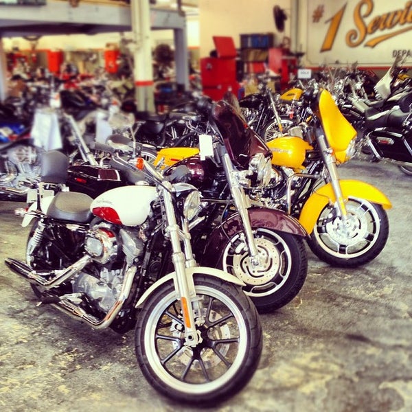 9/8/2012에 Nathanael E.님이 Harley-Davidson of New York City에서 찍은 사진