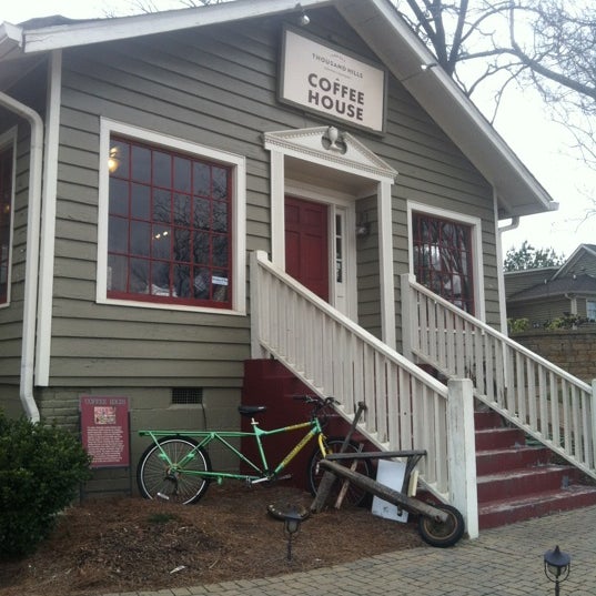 2/18/2012 tarihinde Larry W.ziyaretçi tarafından Land of a Thousand Hills Coffee'de çekilen fotoğraf