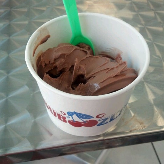 Das Foto wurde bei Sub Zero Yogurt and Ice Cream von Stefanie J. am 6/29/2012 aufgenommen
