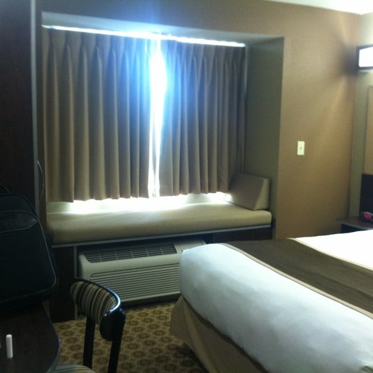 Das Foto wurde bei Microtel Inn &amp; Suites von Andrea N. am 3/16/2012 aufgenommen