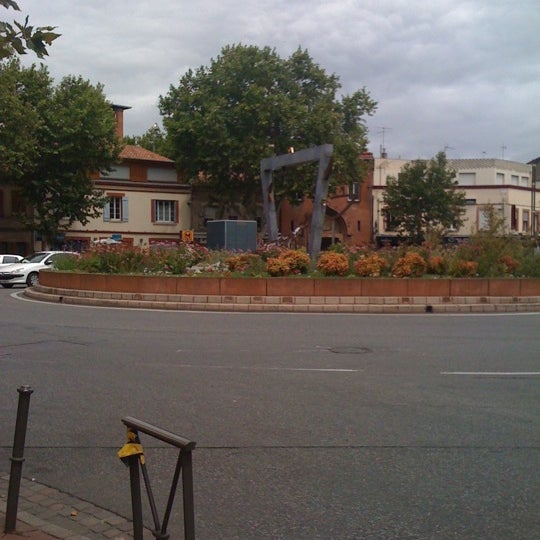 Place De La Patte D Oie Plaza In Arenes
