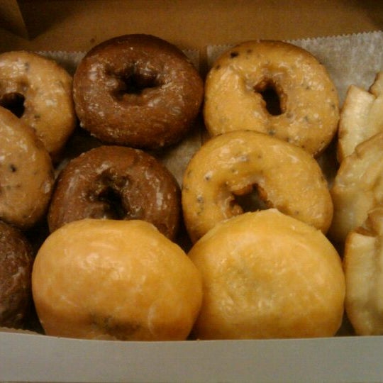 1/24/2011 tarihinde Jonney Y.ziyaretçi tarafından Ken&#39;s Donuts'de çekilen fotoğraf