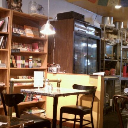 รูปภาพถ่ายที่ Kopi Café โดย Lynette V. เมื่อ 8/7/2011