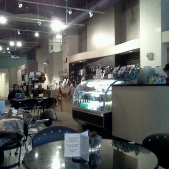 รูปภาพถ่ายที่ Showbiz Store &amp; Cafe โดย Michael R. B. เมื่อ 12/19/2011
