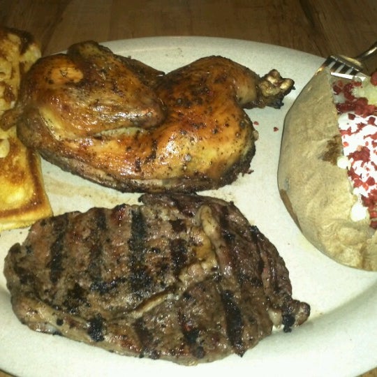 Foto scattata a Mattson&#39;s Steak House da Ric &quot;DJ 4 LIFE&quot; R. il 8/6/2012