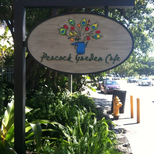 รูปภาพถ่ายที่ Peacock Garden Cafe โดย Clayton O. เมื่อ 11/4/2011