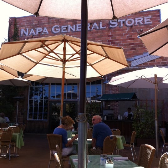 Foto tirada no(a) Napa General Store Restaurant por Anna T. em 9/9/2012
