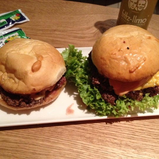 1/31/2012에 Chev T.님이 Burger House에서 찍은 사진