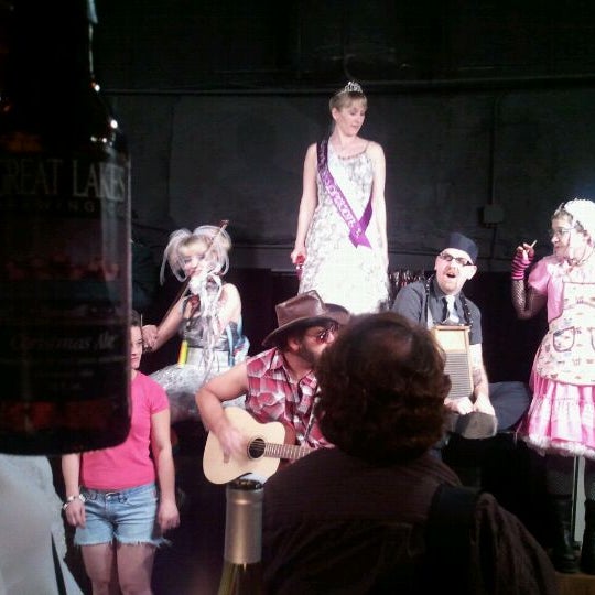 Foto diambil di Cleveland Public Theatre oleh Jennifer M. pada 12/4/2011
