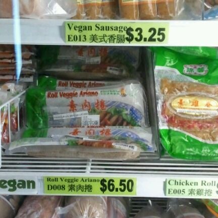 Снимок сделан в May Wah Vegetarian Market пользователем matthew m. 1/8/2012