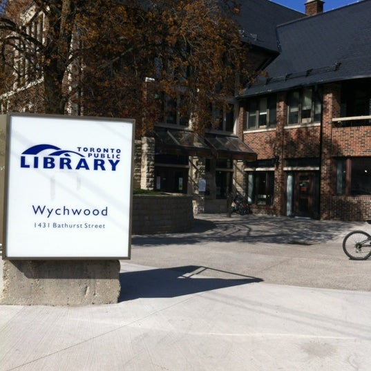 Foto tirada no(a) Toronto Public Library - Wychwood Branch por Sérgio P. em 4/17/2012