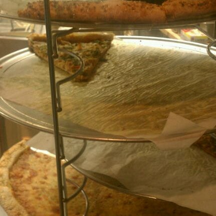 Foto diambil di Grey Block Pizza oleh Rayson E. pada 2/20/2012
